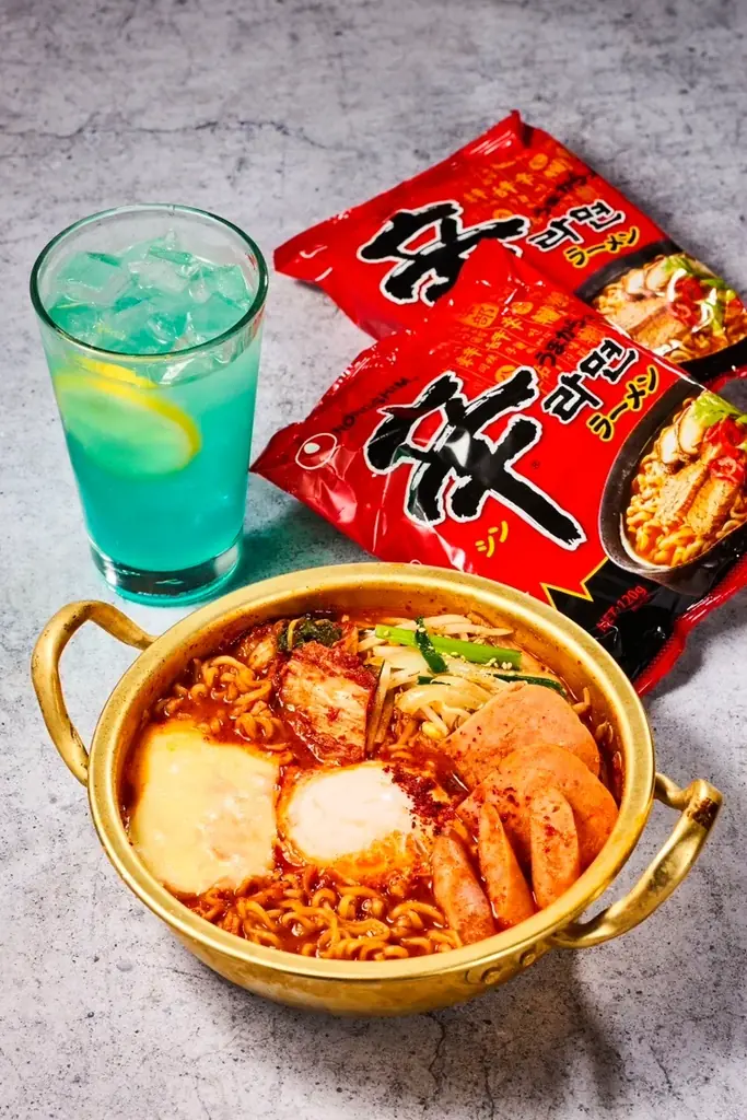 「RAGEBLUE」が、韓国の“国民食”と異色コラボ！旨辛ブームを牽引する「辛ラーメン」とのインパクト大なコラボアイテム全5型を10月31日（金）より発売！ 画像 2
