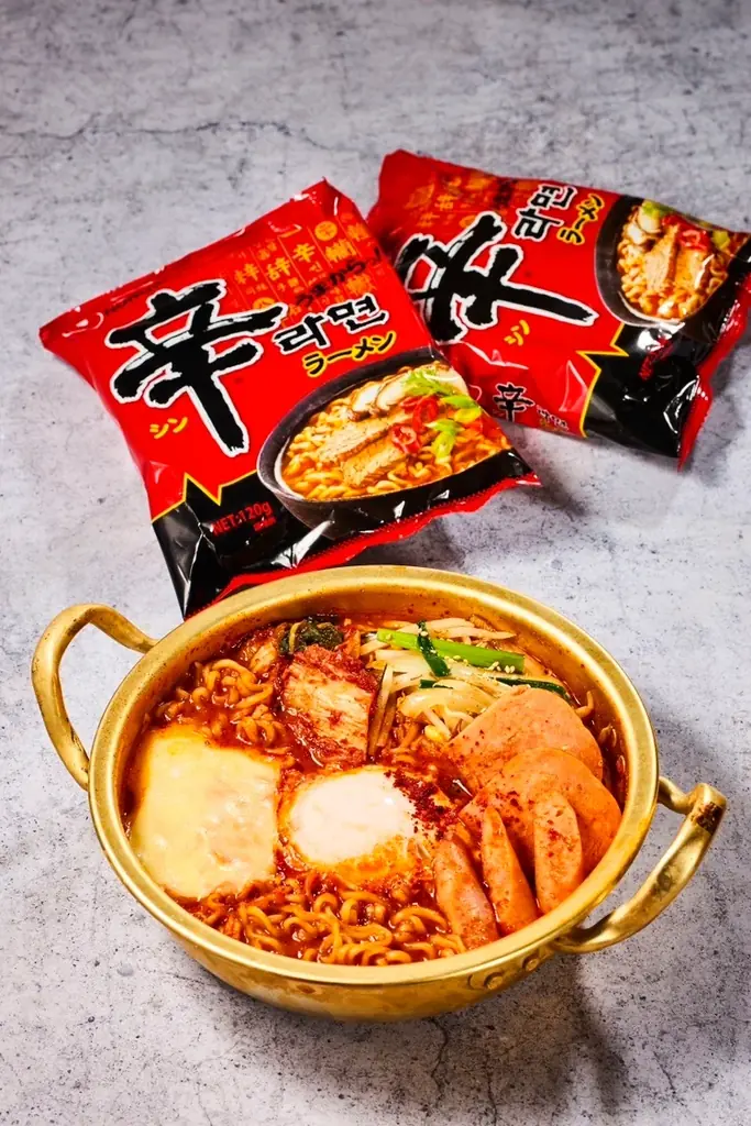 「RAGEBLUE」が、韓国の“国民食”と異色コラボ！旨辛ブームを牽引する「辛ラーメン」とのインパクト大なコラボアイテム全5型を10月31日（金）より発売！ 画像 3