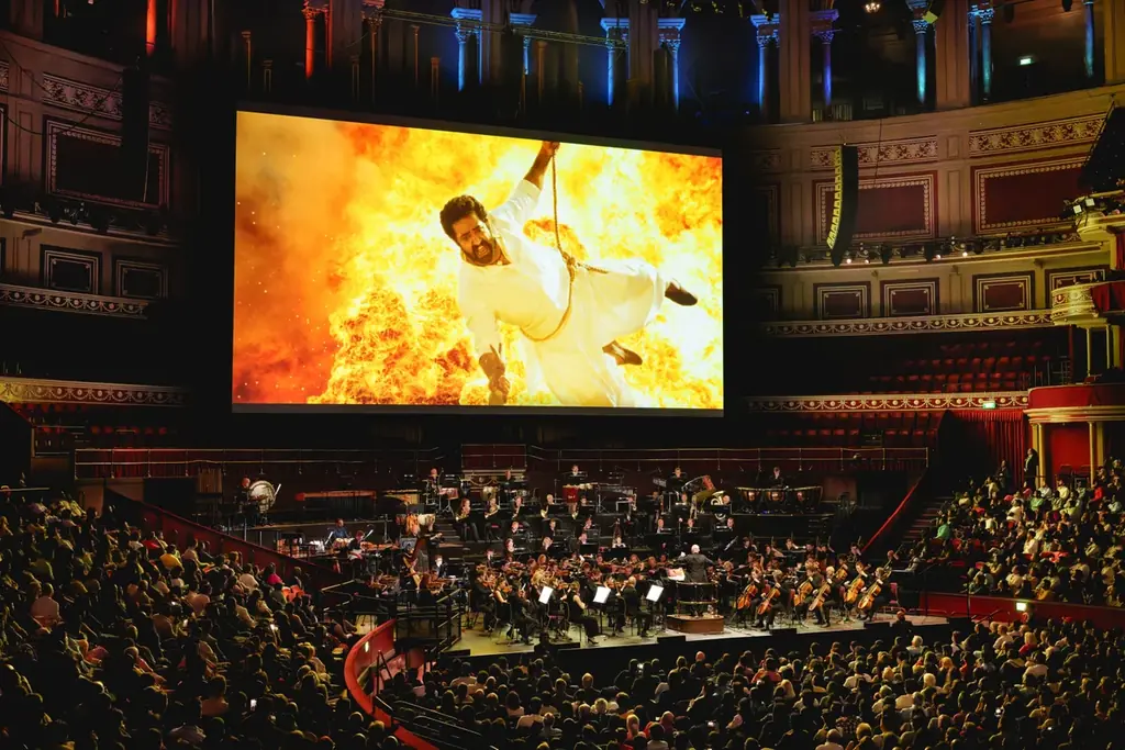 大ヒットインド映画『RRR アールアールアール』がコンサートホールに！ 大スクリーンとフルオーケストラの生演奏 “シネマ・オーケストラ・コンサート（シネオケ）”が2026年3月待望の日本初上陸！ 画像 2