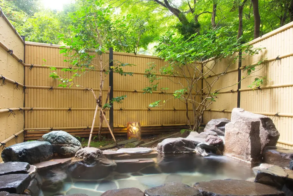 加賀・山中温泉【のどぐろ・能登牛・ズワイ蟹】会席料理と “SAKE BAR べに蔵” で地酒3種の飲み比べ 画像 15