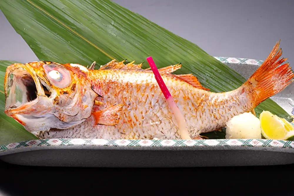 加賀・山中温泉【のどぐろ・能登牛・ズワイ蟹】会席料理と “SAKE BAR べに蔵” で地酒3種の飲み比べ 画像 3