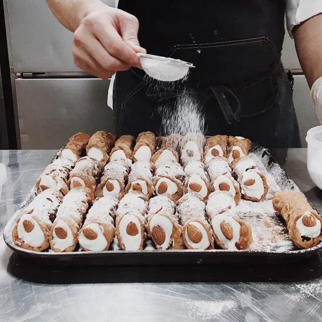 注目を浴びているシチリア伝統菓子店「シチリアーモ」が11月23日に金沢の大人気店「アンゴロカフェ」で出店決定＆限定カンノーリの実演販売。エッセイストのマッシ氏は一日店長も 画像 1