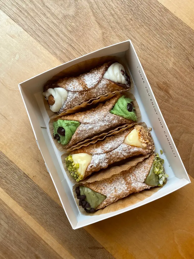 注目を浴びているシチリア伝統菓子店「シチリアーモ」が11月23日に金沢の大人気店「アンゴロカフェ」で出店決定＆限定カンノーリの実演販売。エッセイストのマッシ氏は一日店長も 画像 3