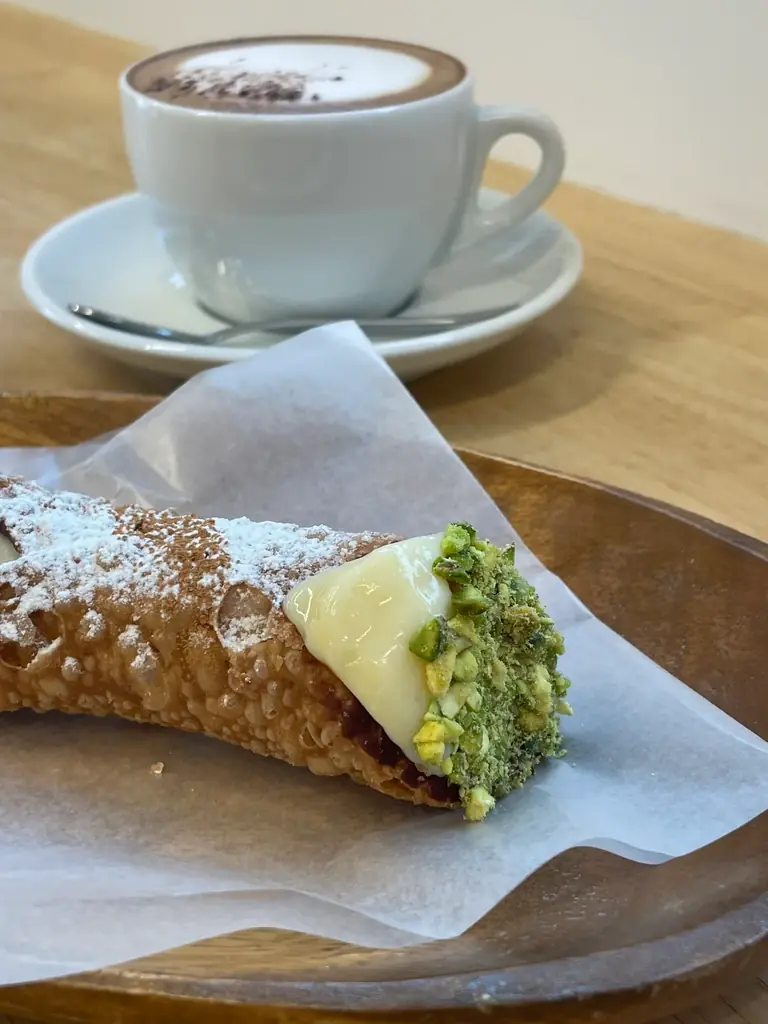 注目を浴びているシチリア伝統菓子店「シチリアーモ」が11月23日に金沢の大人気店「アンゴロカフェ」で出店決定＆限定カンノーリの実演販売。エッセイストのマッシ氏は一日店長も 画像 4