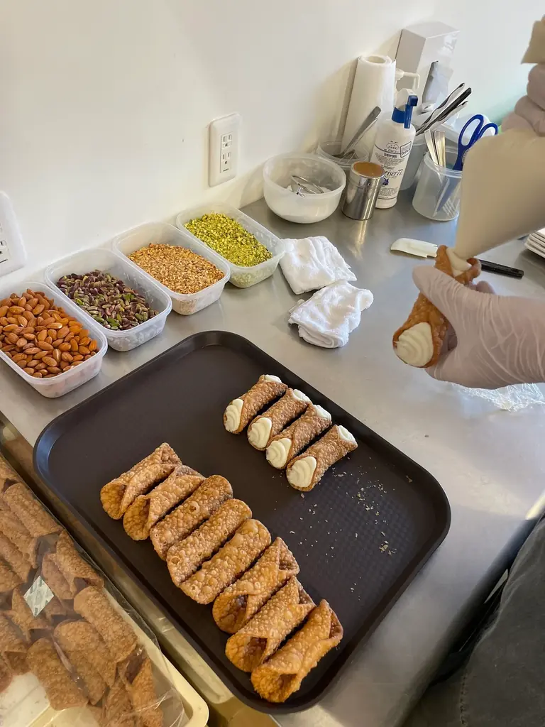 注目を浴びているシチリア伝統菓子店「シチリアーモ」が11月23日に金沢の大人気店「アンゴロカフェ」で出店決定＆限定カンノーリの実演販売。エッセイストのマッシ氏は一日店長も 画像 5