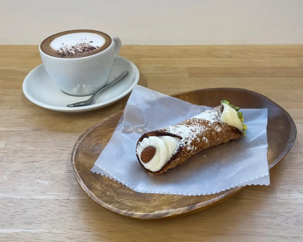 注目を浴びているシチリア伝統菓子店「シチリアーモ」が11月23日に金沢の大人気店「アンゴロカフェ」で出店決定＆限定カンノーリの実演販売。エッセイストのマッシ氏は一日店長も 画像 9