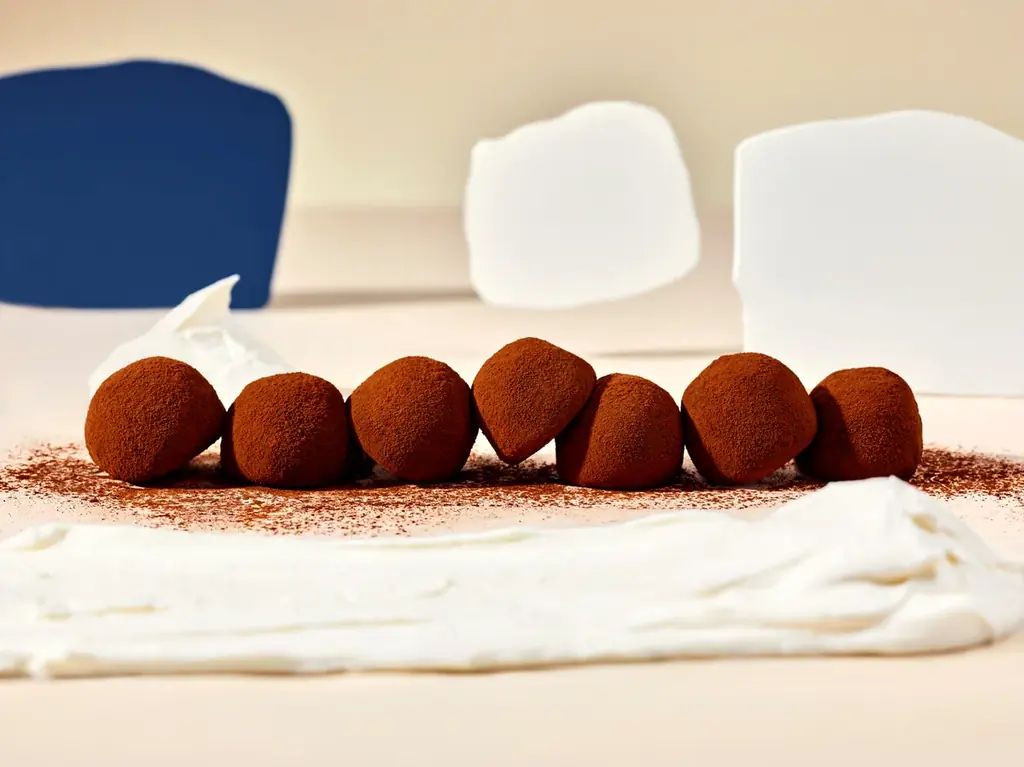 北海道発・冬季限定スイーツ「ＳＮＯＷＳ」 11月1日～札幌市のふるさと納税返礼品としての取扱い開始のお知らせ：生トリュフチョコレート「スノーボール」 画像 2