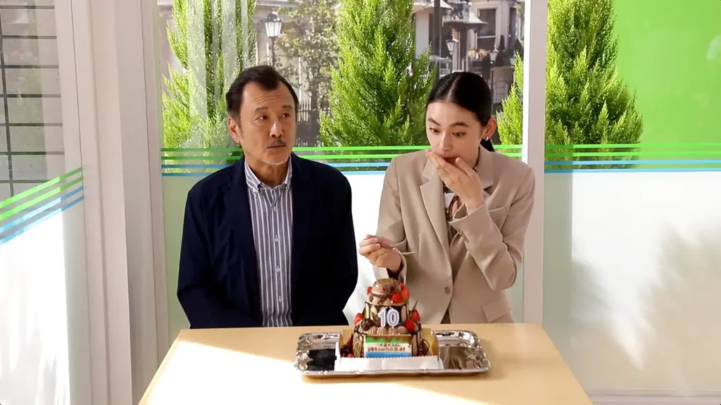 チョコスイーツに思わずうっとり…な リポーターの吉田鋼太郎さんにキャスターの八木莉可子さんがむすっと顔でツッコミ！？「ファミマがチョコだらけ！」新TVCMが10月28日（火）から放映開始 画像 10