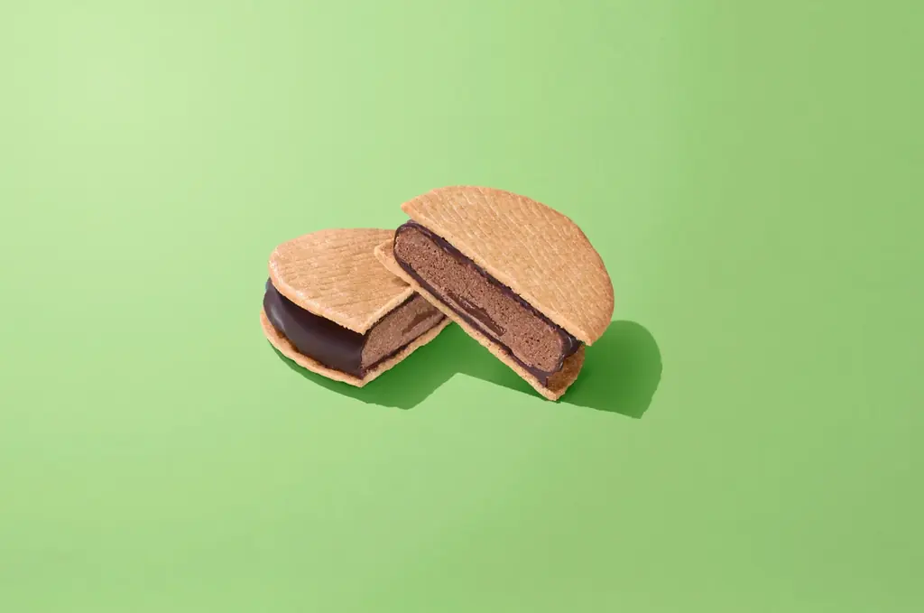 チョコスイーツに思わずうっとり…な リポーターの吉田鋼太郎さんにキャスターの八木莉可子さんがむすっと顔でツッコミ！？「ファミマがチョコだらけ！」新TVCMが10月28日（火）から放映開始 画像 13