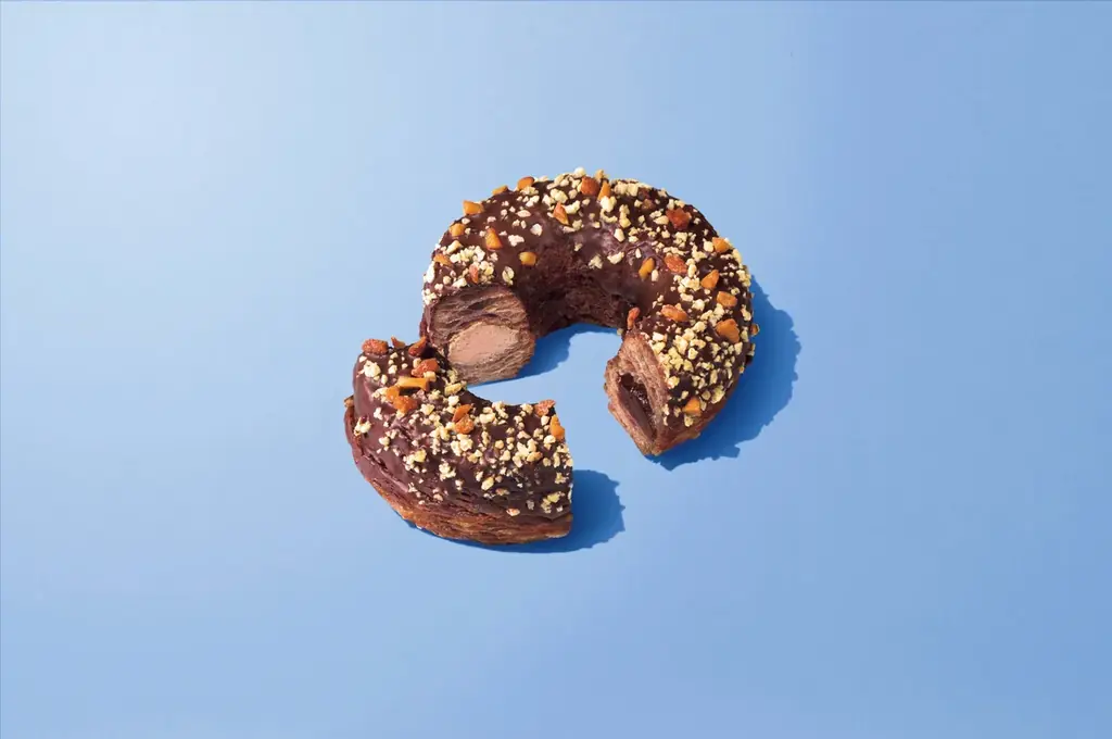 チョコスイーツに思わずうっとり…な リポーターの吉田鋼太郎さんにキャスターの八木莉可子さんがむすっと顔でツッコミ！？「ファミマがチョコだらけ！」新TVCMが10月28日（火）から放映開始 画像 17