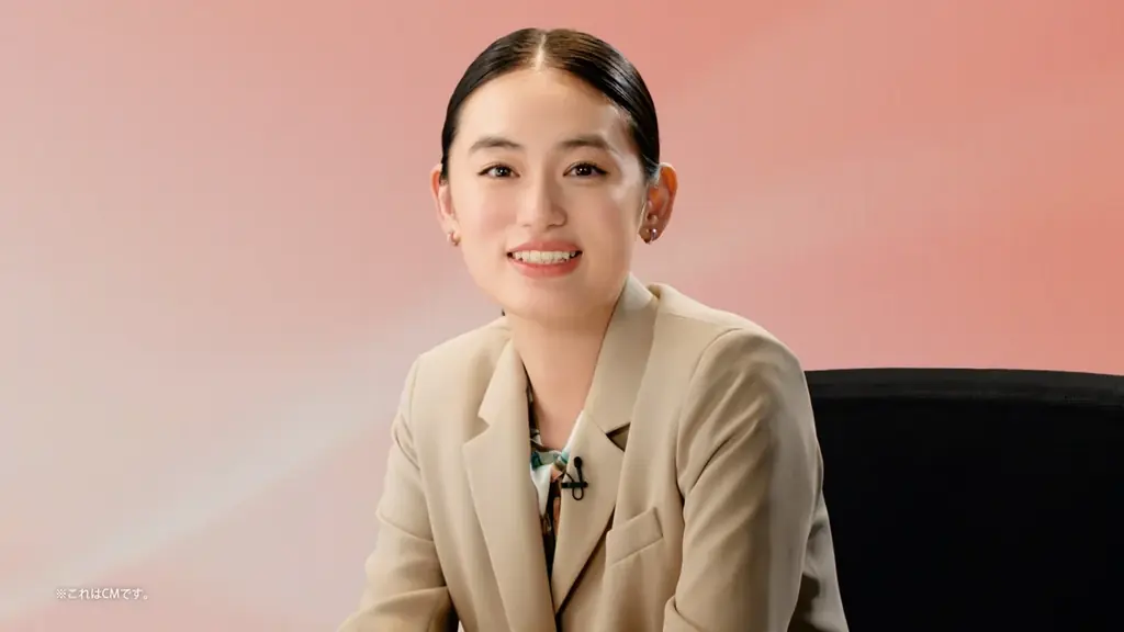 チョコスイーツに思わずうっとり…な リポーターの吉田鋼太郎さんにキャスターの八木莉可子さんがむすっと顔でツッコミ！？「ファミマがチョコだらけ！」新TVCMが10月28日（火）から放映開始 画像 3