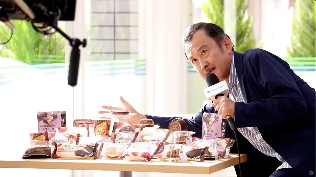 チョコスイーツに思わずうっとり…な リポーターの吉田鋼太郎さんにキャスターの八木莉可子さんがむすっと顔でツッコミ！？「ファミマがチョコだらけ！」新TVCMが10月28日（火）から放映開始 画像 7