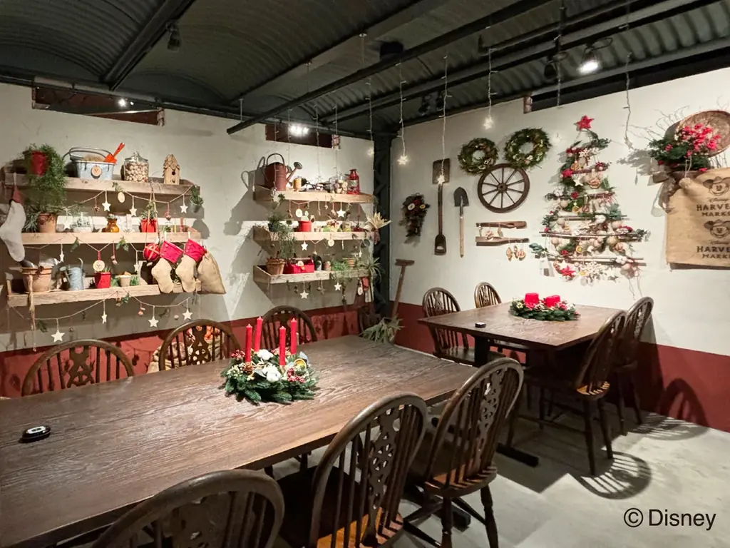 【ディズニーの世界観で楽しむクリスマス】「Disney HARVEST MARKET」でキャラクター個室がクリスマス仕様に。クリスマス限定メニューも販売。 画像 2