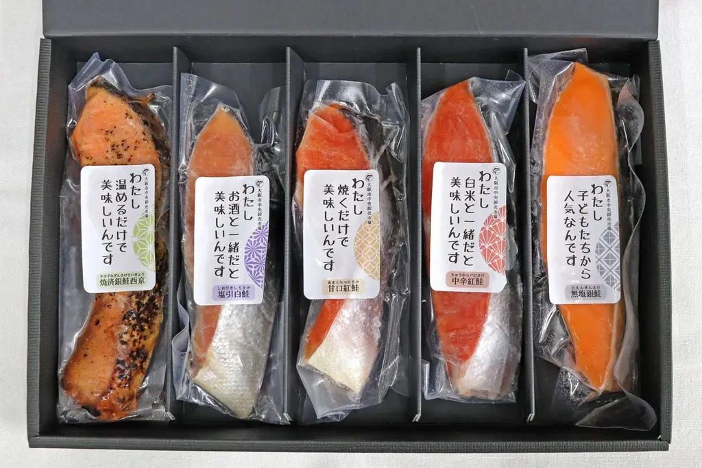 【10月27日発売開始】まるで花魁！？　妖艶に舞う「鮭」のギフト。旬を迎えた「食べごろ」の鮭たちの色香ただようユーモラスなお魚セット『わたしって美味しいんです』限定販売スタート 画像 2