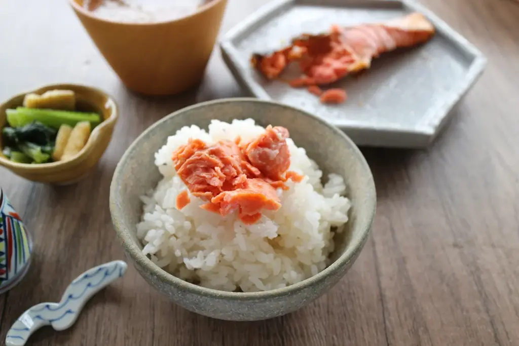 【10月27日発売開始】まるで花魁！？　妖艶に舞う「鮭」のギフト。旬を迎えた「食べごろ」の鮭たちの色香ただようユーモラスなお魚セット『わたしって美味しいんです』限定販売スタート 画像 3