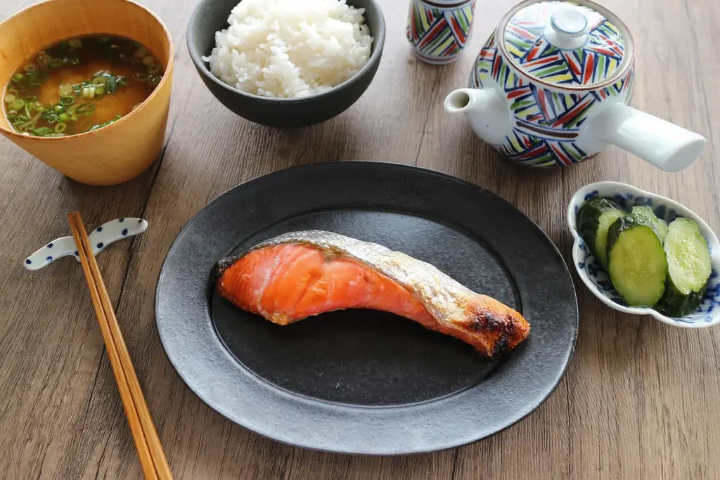 【10月27日発売開始】まるで花魁！？　妖艶に舞う「鮭」のギフト。旬を迎えた「食べごろ」の鮭たちの色香ただようユーモラスなお魚セット『わたしって美味しいんです』限定販売スタート 画像 4