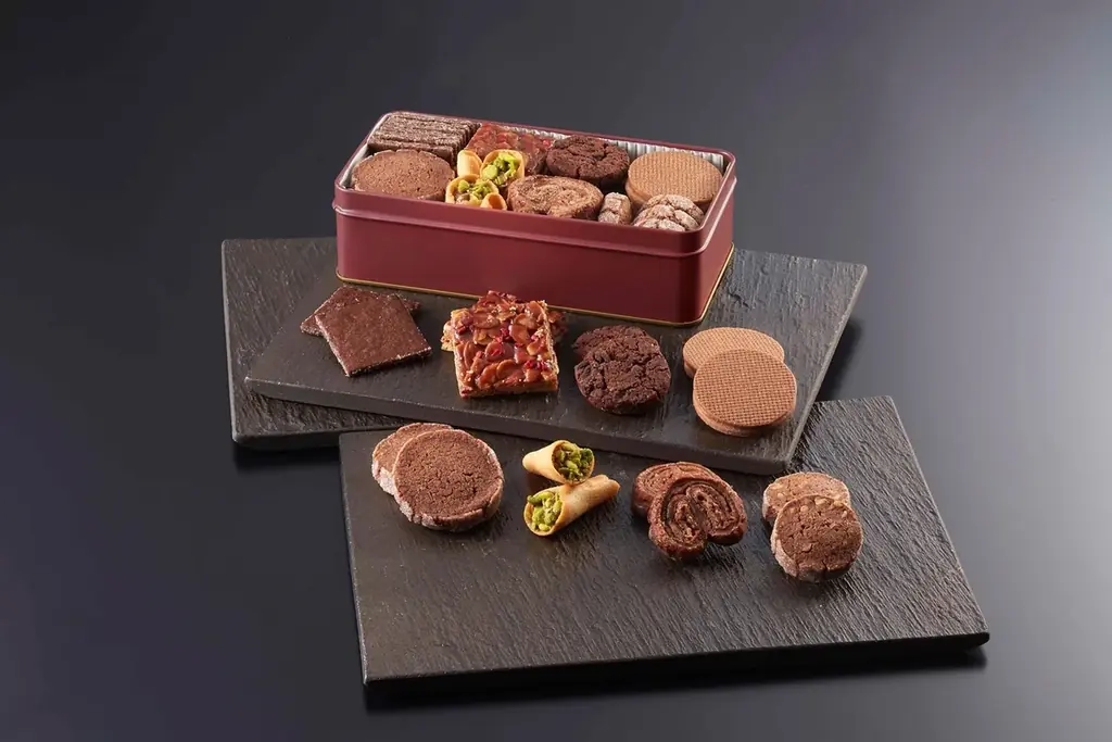 【明治記念館】“季節限定の人気商品「プレミアム・チョコレートクッキー」が再登場！”　カカオを贅沢に使った8種の味わいが詰まった特製チョコレートクッキー缶（税込/3,780円）を今秋も販売開始しました 画像 1