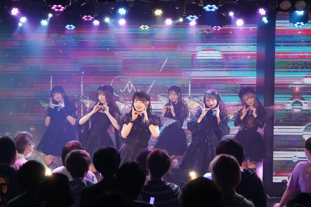 「LilyS/ash」が妖艶な「ブラックフェアリー」に大変身！熱狂のハロウィンライブレポートをお届け 画像 1