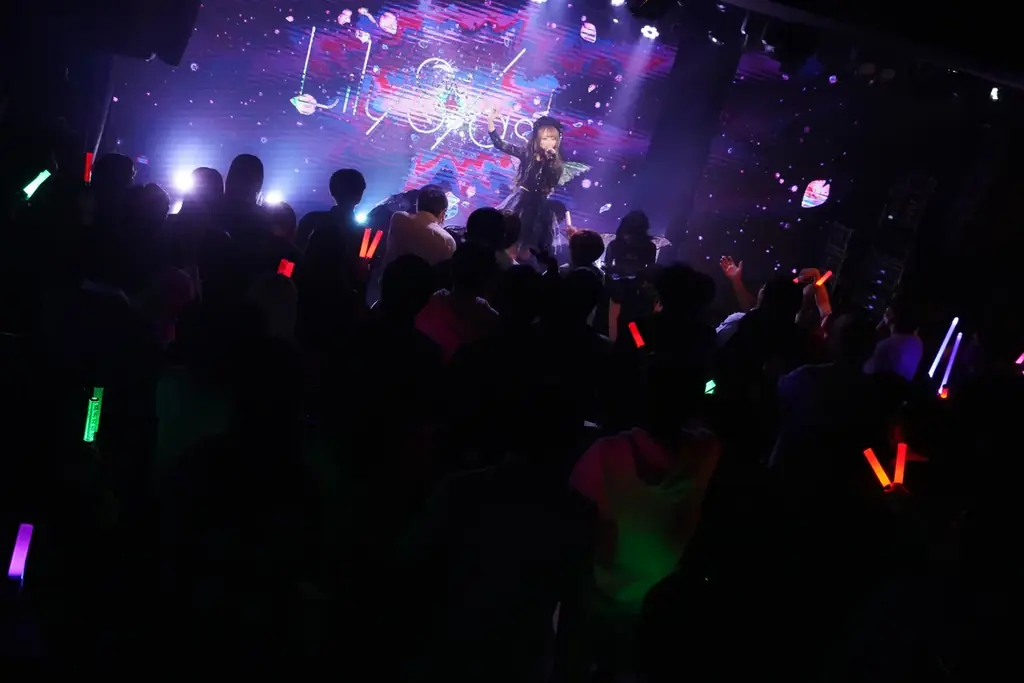 「LilyS/ash」が妖艶な「ブラックフェアリー」に大変身！熱狂のハロウィンライブレポートをお届け 画像 3