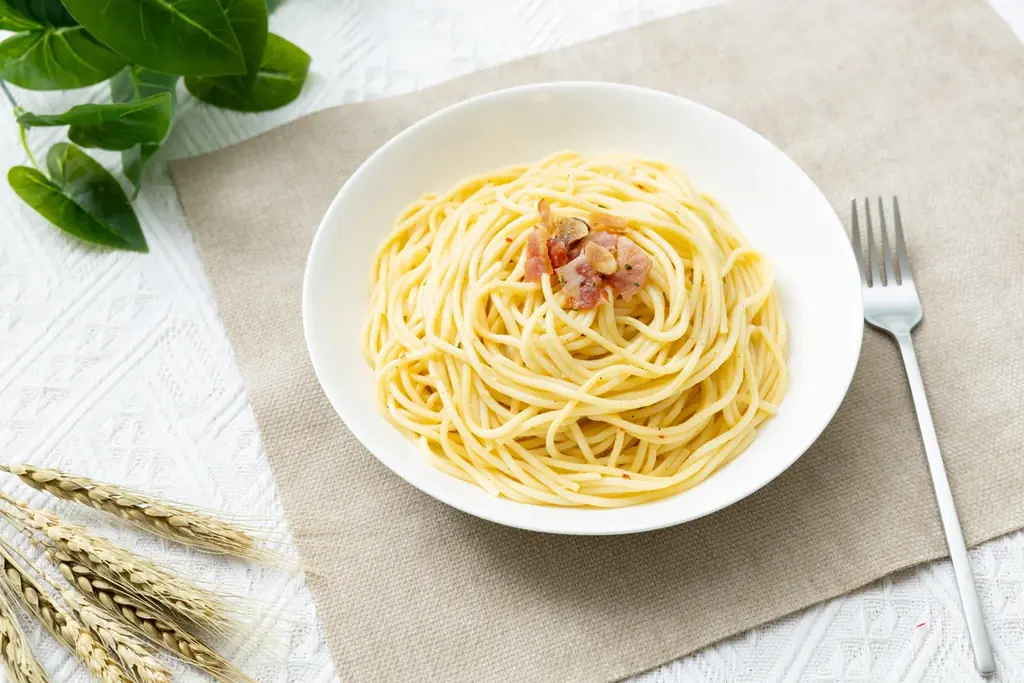 セブン-イレブンが冷凍パスタを刷新！ セブンプレミアム大盛り「ミートソース」と「ペペロンチーノ」を10月28日（火）より順次発売 画像 5