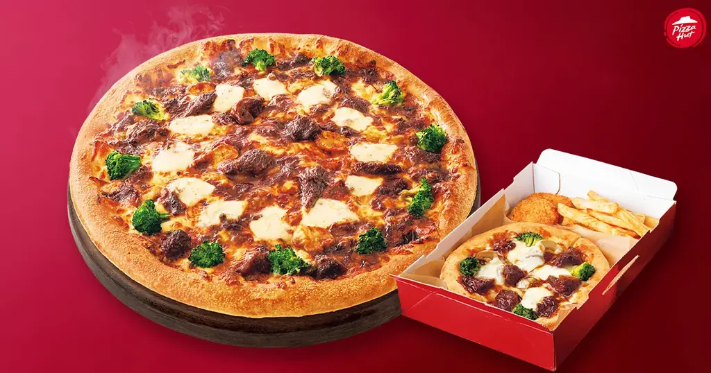 【2025年冬の新定番】ピザハットから今人気の“レトロ洋食”がお家で楽しめる、家族で囲むごちそうピザ「冬のプレミアム４」が期間限定発売！ 画像 2