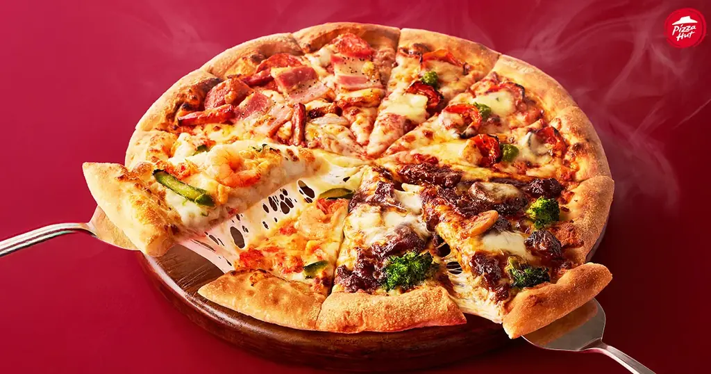 【2025年冬の新定番】ピザハットから今人気の“レトロ洋食”がお家で楽しめる、家族で囲むごちそうピザ「冬のプレミアム４」が期間限定発売！ 画像 4