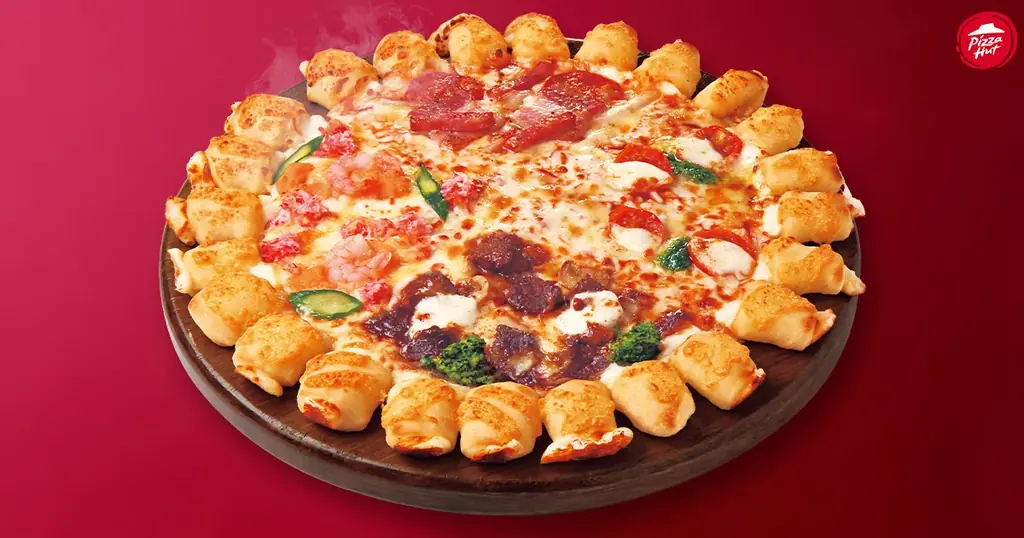 【2025年冬の新定番】ピザハットから今人気の“レトロ洋食”がお家で楽しめる、家族で囲むごちそうピザ「冬のプレミアム４」が期間限定発売！ 画像 8