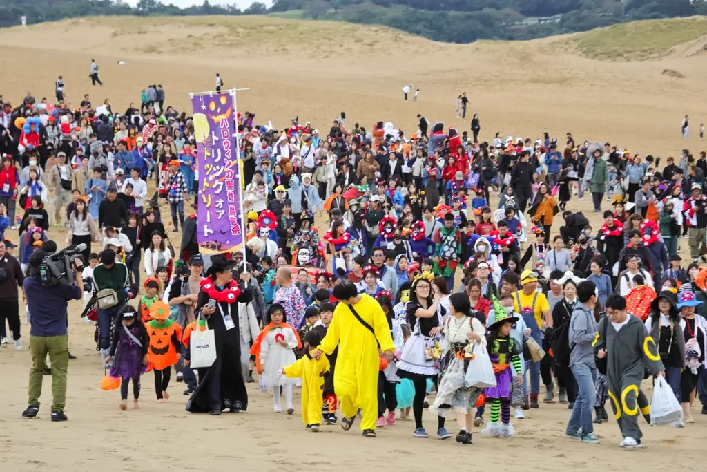 約2,800人が鳥取砂丘を大仮装パレード！AKB48徳永さん・永野さん、ポケモン「サンド」「アローラサンド」、ミャクミャクも登場！「鳥取砂丘ハロウィンパーティーafter EXPO2025」 画像 4