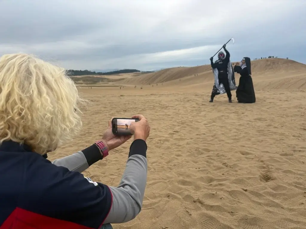 約2,800人が鳥取砂丘を大仮装パレード！AKB48徳永さん・永野さん、ポケモン「サンド」「アローラサンド」、ミャクミャクも登場！「鳥取砂丘ハロウィンパーティーafter EXPO2025」 画像 7