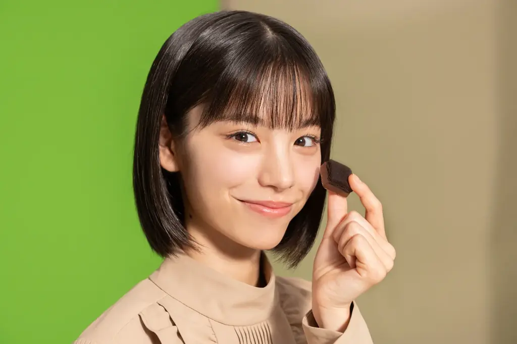 當真あみさんがチョコ・チョコ・チョコに満たされる！1人2役でチョコの味わいを可愛らしくポップに表現　ブルボン「濃厚チョコブラウニー」新WEBCM10月28日（火）から公開 画像 3