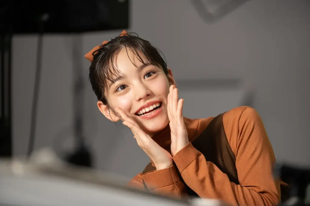 當真あみさんがチョコ・チョコ・チョコに満たされる！1人2役でチョコの味わいを可愛らしくポップに表現　ブルボン「濃厚チョコブラウニー」新WEBCM10月28日（火）から公開 画像 4