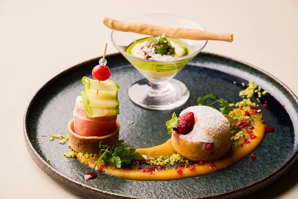 サンタの帽子やトナカイのタルトが並ぶ「クリスマスアフタヌーンティー」登場。3段のプレートで贈る、冬限定の華やかなティータイム。 画像 2