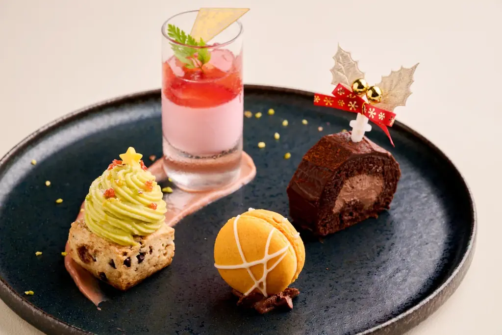 サンタの帽子やトナカイのタルトが並ぶ「クリスマスアフタヌーンティー」登場。3段のプレートで贈る、冬限定の華やかなティータイム。 画像 3