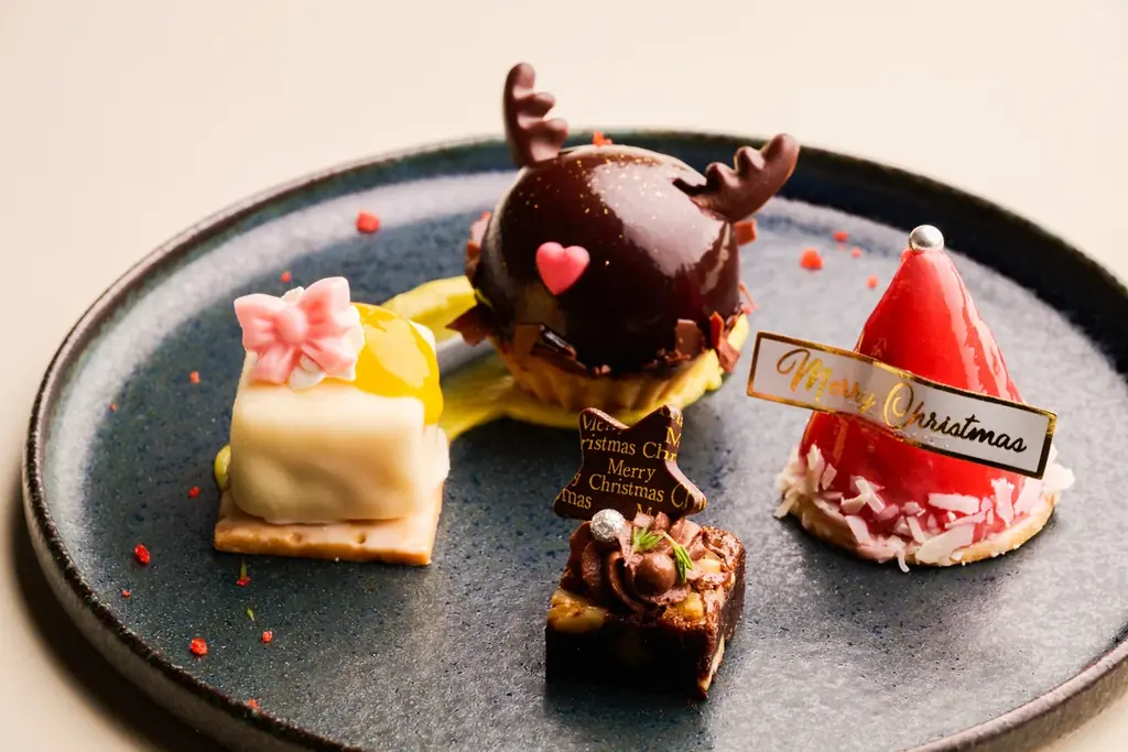 サンタの帽子やトナカイのタルトが並ぶ「クリスマスアフタヌーンティー」登場。3段のプレートで贈る、冬限定の華やかなティータイム。 画像 4