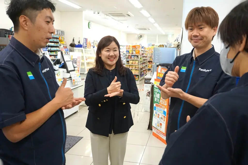 コンビニ業界初！オンライン手話通訳サービス「デフリンピック」会場近隣店舗で導入～手話による円滑なコミュニケーションで誰もが安心して利用しやすい店舗へ～ 画像 3