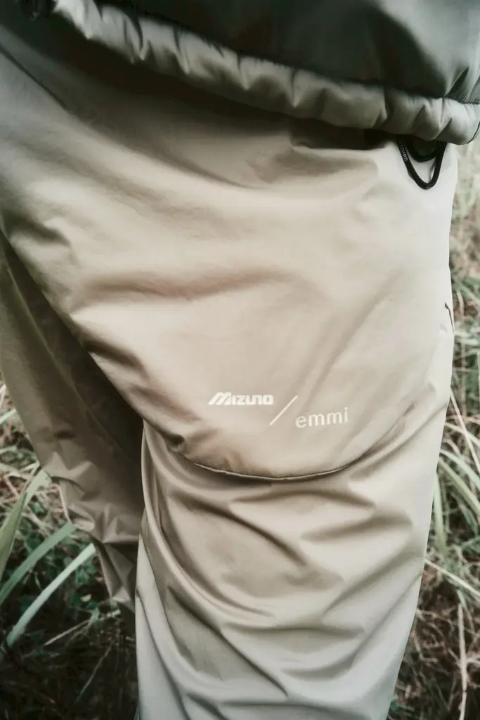 【emmi ｜ Mizuno】ミズノの機能素材を使用した初のアパレルコレクションが誕生　コラボレーションスニーカーと合わせたトータルコーディネートを提案 画像 5