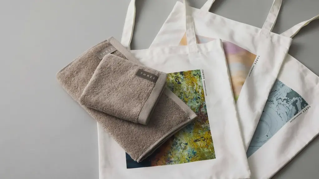 THREEからのウィンターギフト。2025 HOLIDAY Collection オリジナル トートバッグ＆タオル セットをプレゼント。 画像 2