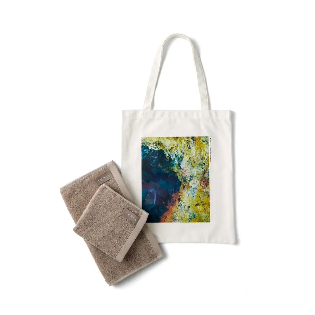 THREEからのウィンターギフト。2025 HOLIDAY Collection オリジナル トートバッグ＆タオル セットをプレゼント。 画像 3