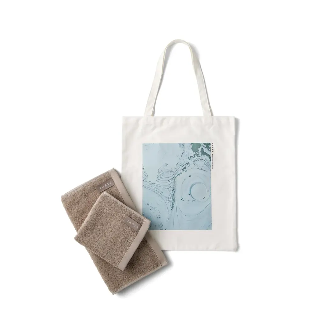 THREEからのウィンターギフト。2025 HOLIDAY Collection オリジナル トートバッグ＆タオル セットをプレゼント。 画像 4