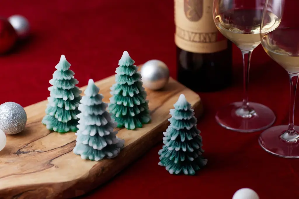 【リゾナーレ八ヶ岳】1万2千本の「甲州」のワインボトルをアップサイクルしたツリーが並ぶ「ワインリゾートクリスマス2025」開催 画像 4