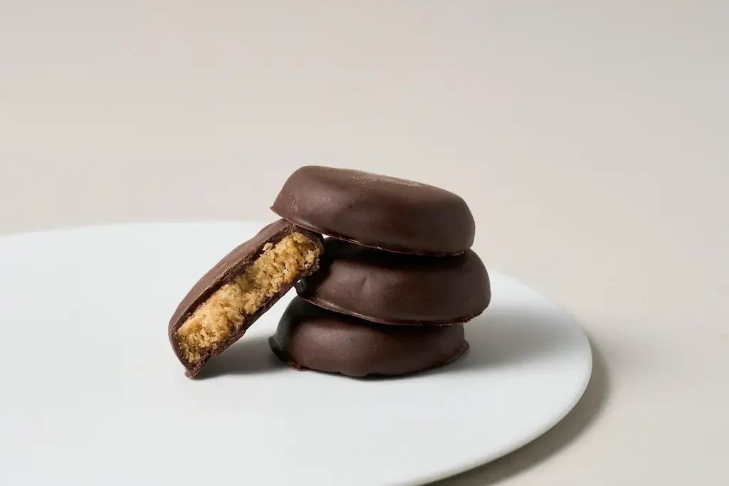 Minimal 麻布台ヒルズ店 2周年限定「4種のチョコレートクッキー缶」登場。さらにコース＆アフタヌーンティー1,000円オフを実施。 画像 2