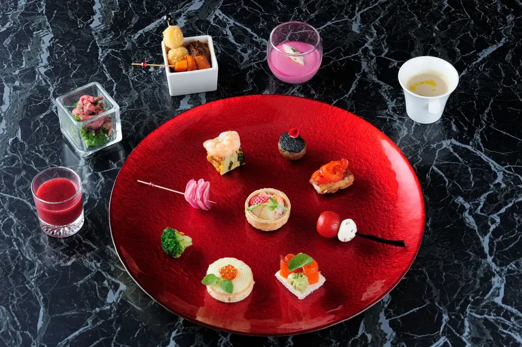 【ホテルグランヴィア岡山】煌めきの赤×シックな黒が織りなすベリーとショコラでときめく冬のアフタヌーンティー『“Rouge” et “Noir”』 開催 画像 2