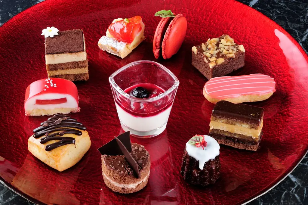 【ホテルグランヴィア岡山】煌めきの赤×シックな黒が織りなすベリーとショコラでときめく冬のアフタヌーンティー『“Rouge” et “Noir”』 開催 画像 3