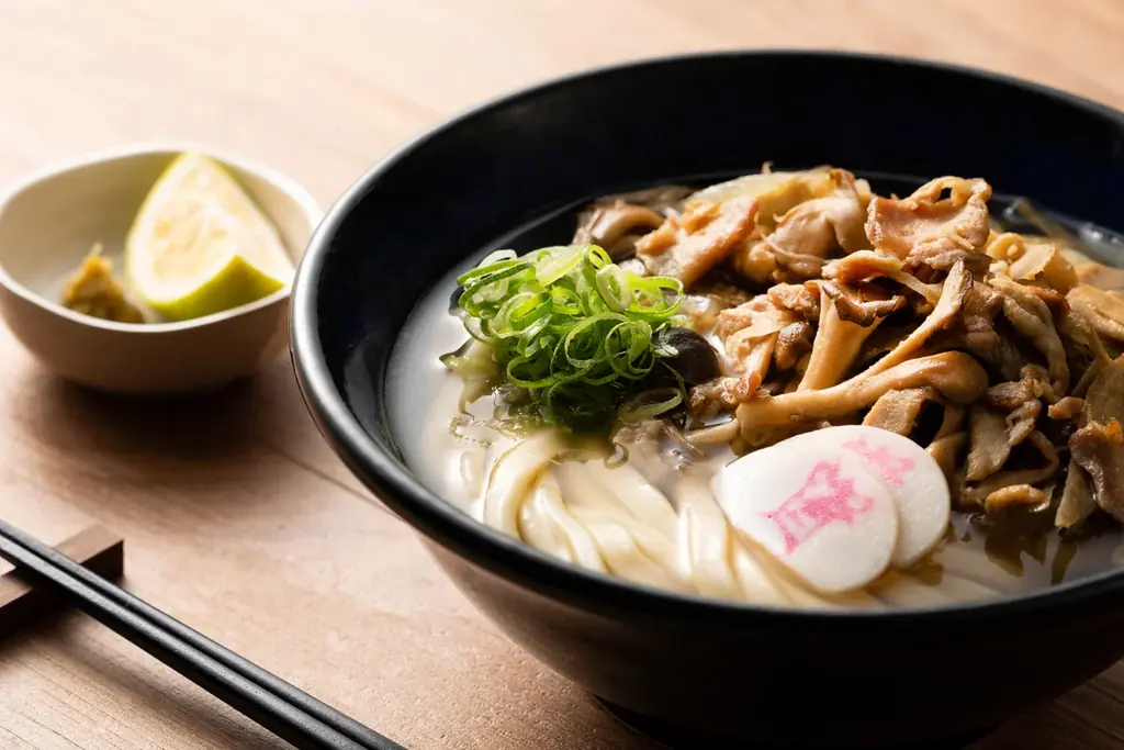 【今年も復活！かしわ汁うどん】11/5（水）～「資さんうどん」に「きのこかしわ汁うどん」が期間限定で登場！秋の味覚「きのこ」や生絞り「かぼす」で味変も楽しい！進化系「かしわ汁うどん」をお楽しみ下さい。 画像 2