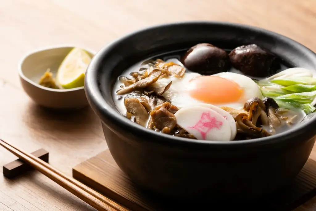 【今年も復活！かしわ汁うどん】11/5（水）～「資さんうどん」に「きのこかしわ汁うどん」が期間限定で登場！秋の味覚「きのこ」や生絞り「かぼす」で味変も楽しい！進化系「かしわ汁うどん」をお楽しみ下さい。 画像 3