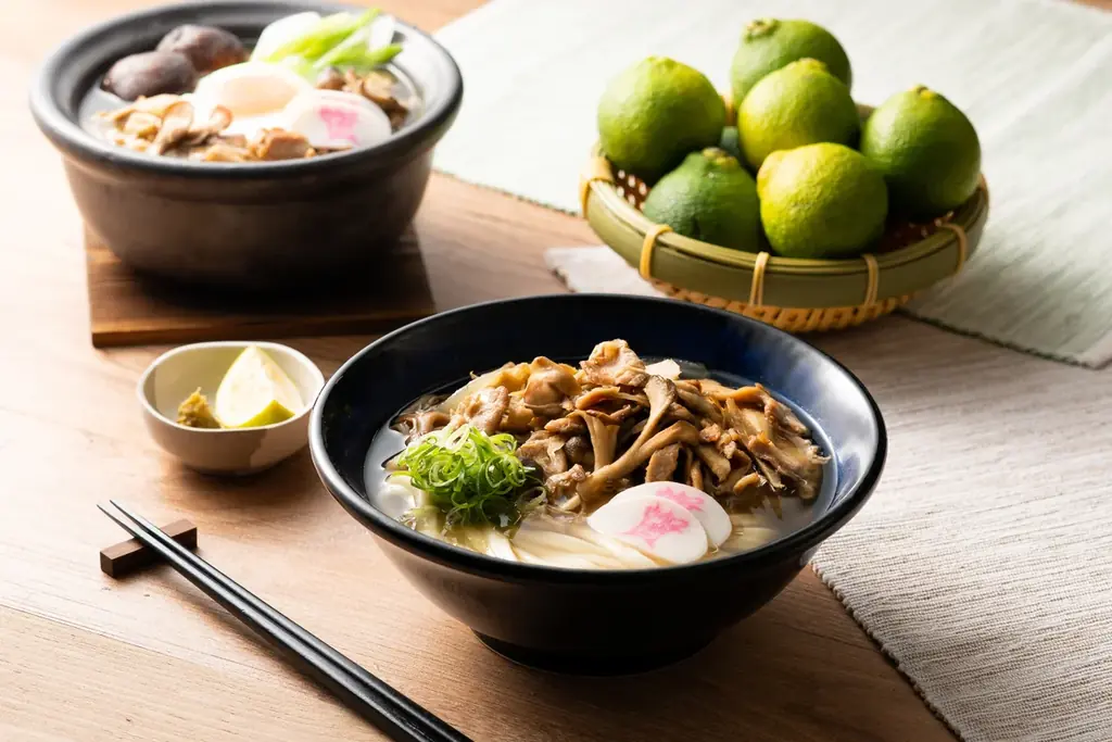 【今年も復活！かしわ汁うどん】11/5（水）～「資さんうどん」に「きのこかしわ汁うどん」が期間限定で登場！秋の味覚「きのこ」や生絞り「かぼす」で味変も楽しい！進化系「かしわ汁うどん」をお楽しみ下さい。 画像 4