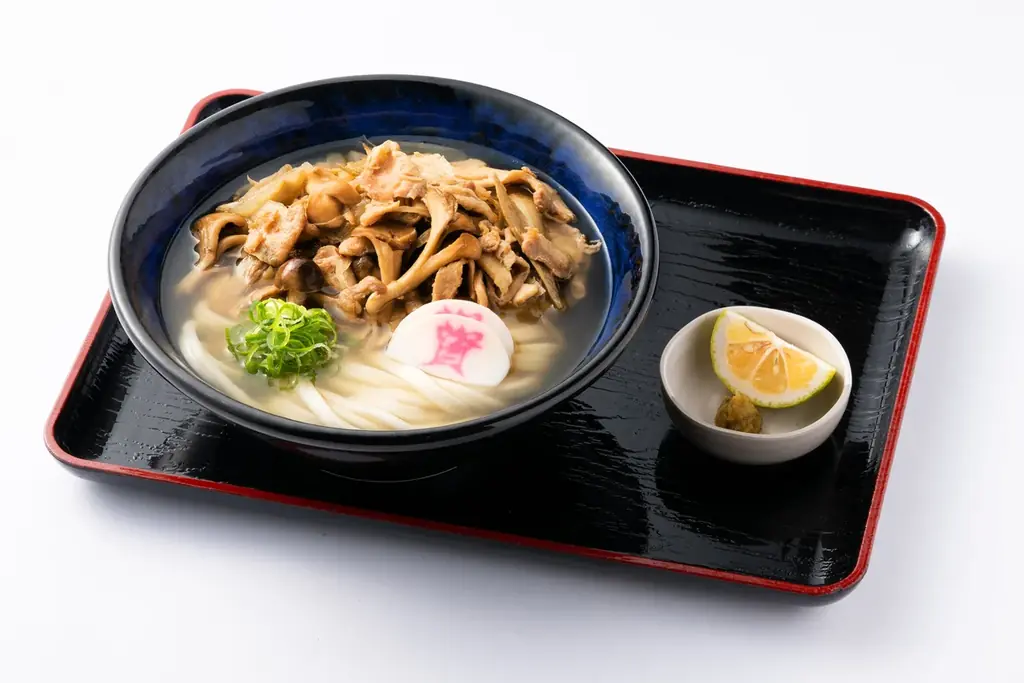【今年も復活！かしわ汁うどん】11/5（水）～「資さんうどん」に「きのこかしわ汁うどん」が期間限定で登場！秋の味覚「きのこ」や生絞り「かぼす」で味変も楽しい！進化系「かしわ汁うどん」をお楽しみ下さい。 画像 5