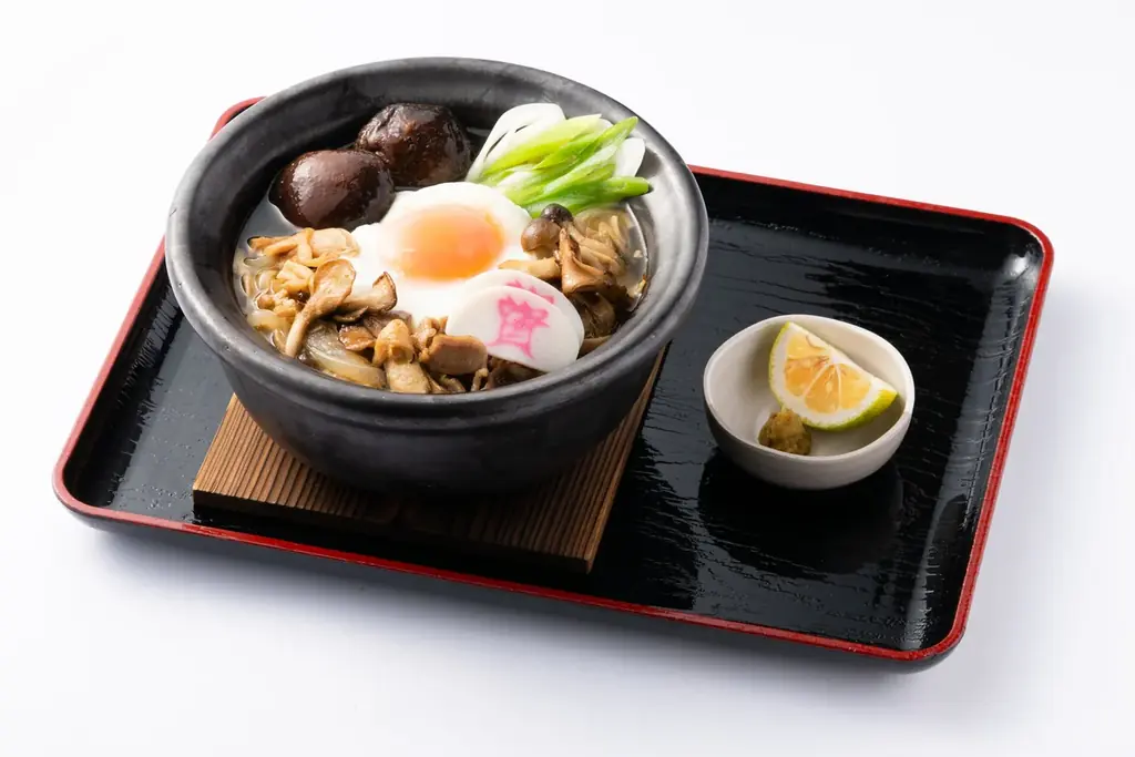 【今年も復活！かしわ汁うどん】11/5（水）～「資さんうどん」に「きのこかしわ汁うどん」が期間限定で登場！秋の味覚「きのこ」や生絞り「かぼす」で味変も楽しい！進化系「かしわ汁うどん」をお楽しみ下さい。 画像 6