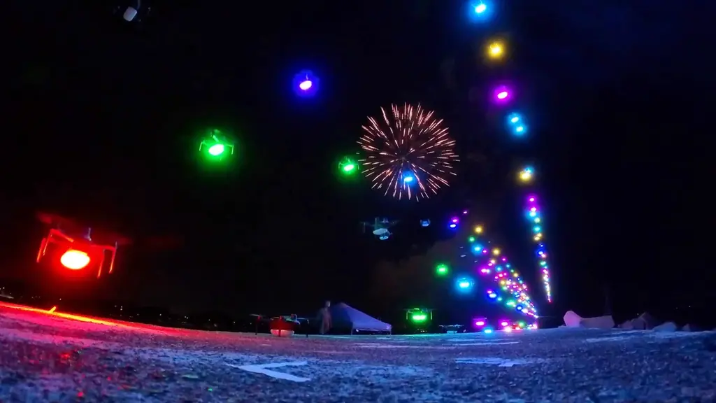 11/1開催｜和歌浦で花火×ドローン、White Crowの夜空演出