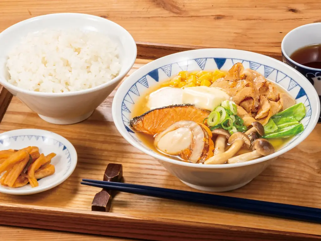 【鍋が恋しい季節に】北海道の郷土料理「石狩鍋」を豚汁にアレンジ！「米味噌の石狩鍋風豚汁定食」ごちとんに登場 画像 2